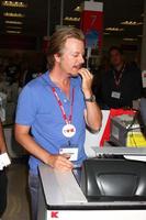 los angeles, 3 de julho - david spade balconistas no k-mart para apoiar a marcha das moedas de dez centavos e promover o filme adultos 2 no k-mart em 3 de julho de 2013 em los angeles, ca foto