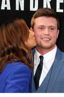 los angeles, 26 de maio - hugo johnstone-burt, romy poulier na estréia mundial de san andreas no tcl chinese theatre imax em 26 de maio de 2015 em los angeles, ca foto