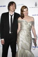 los angeles, 16 de janeiro - paul ws anderson, milla jovovich chega à festa de premiação globo de ouro 2011 da empresa weinstein e da relatividade mídia no hotel beverly hilton em 16 de janeiro de 2011 em beverly hills, ca foto