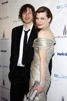 los angeles, 16 de janeiro - paul ws anderson, milla jovovich chega à festa de premiação globo de ouro 2011 da empresa weinstein e da relatividade mídia no hotel beverly hilton em 16 de janeiro de 2011 em beverly hills, ca foto