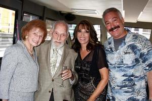 los angeles, 21 de abril - molly e ralph wolveck, kate linder, randy wolveck na celebração do 70º aniversário de wolveck no sonho no iate na marina da vila dos pescadores em 21 de abril de 2013 em marina del rey, ca foto