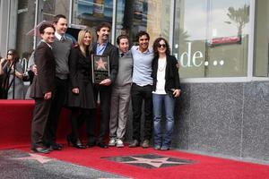 Chuck Lorre e o elenco de The Big Bang Theory na cerimônia da Calçada da Fama de Hollywood para Chuck Lorre, escritor e produtor de TV em Los Angeles, Califórnia, em 12 de março de 2009 foto