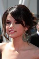 selena gomez chegando ao primetime creative emmy awards no nokia center em los angeles, ca em 12 de setembro de 2009 foto