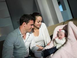 família jovem feliz em casa foto