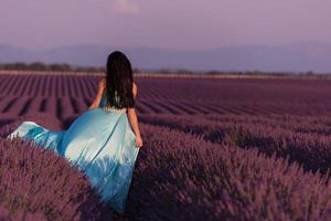 mulher no campo de flores de lavanda foto