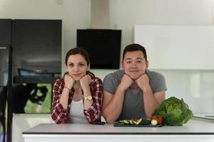 jovem casal na cozinha foto