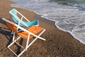 cadeiras de praia coloridas foto