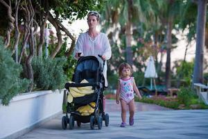 menina e mãe andando foto