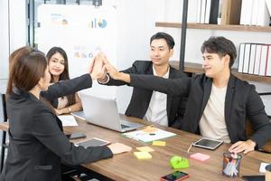 grupo de amizade de trabalho em equipe brainstorming união. equipe de empresários de mãos dadas solidariedade. trabalho em equipe e projetos de sucesso, em pé no escritório interno. foto