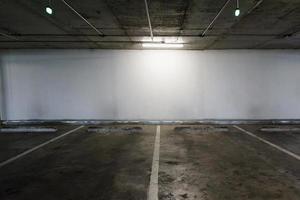 interior de espaço de estacionamento de carro vazio foto