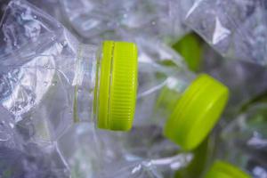 garrafas de plástico reciclam o conceito de fundo foto