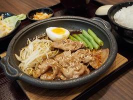 teppanyaki de porco com ovo e legumes na chapa quente de cozinha japonesa foto