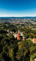 aéreo vertical Visão do bom Jesus Igreja e cidade do braga, Portugal foto