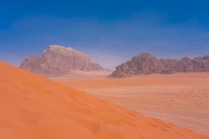 dunas de areia no deserto de Wadi-rum, Jordânia foto