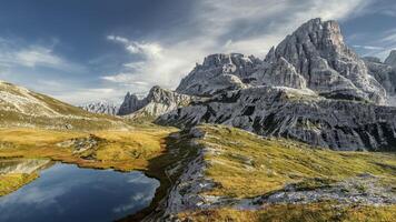 vista para a montanha, pitoresco lago de montanha na manhã de verão, grande panorama, altai foto