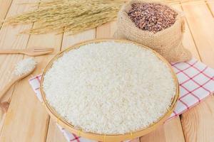 arroz branco de jasmim tailandês e arroz de riceberry foto