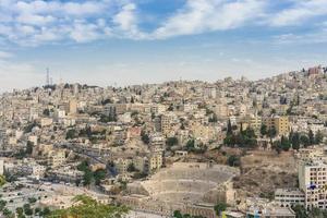 vista no teatro romano em amã, jordânia foto