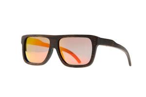 óculos de sol de madeira marrom escuro com lentes laranja