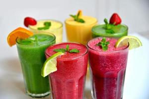 grupo de smoothies de frutas foto