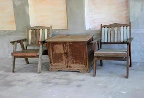 cadeiras e mesa de madeira foto