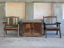 mesa e cadeiras rústicas foto