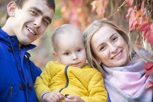 feliz família mãe Papai e pequeno filho Veja às a Câmera e sorriso. foto