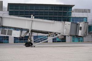 um portão no aeroporto de ataturk em istambul, turkiye foto