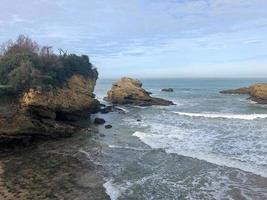 panorama a basta pedra, a grande de praia do Biarritz dentro França foto