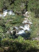 panorama do uma pequeno cascata dentro pirenaico montanhas do França. foto