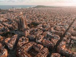 aéreo Visão do Barcelona cidade Horizonte e sagrada familia catedral às pôr do sol. foto