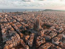 aéreo Visão do Barcelona cidade Horizonte e sagrada familia catedral às pôr do sol. foto