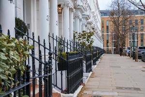 esvaziar calçada e linha do lindo branco edwardiano casas dentro Kensington foto