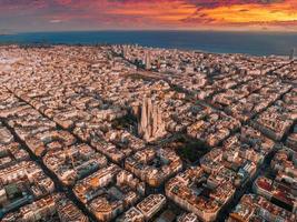 aéreo Visão do Barcelona cidade Horizonte e sagrada familia catedral às pôr do sol. foto