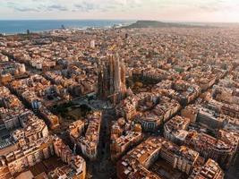 aéreo Visão do Barcelona cidade Horizonte e sagrada familia catedral às pôr do sol. foto