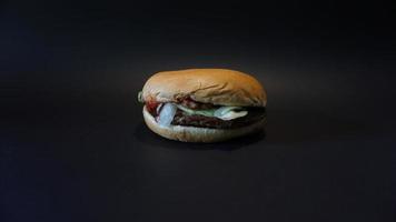 carne hamburguer em Preto fundo. foto