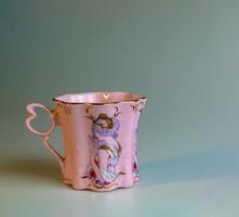 porcelana Rosa copo do a incomum forma é fez dentro a tcheco república. uma copo com uma romântico padronizar em uma branco fundo. foto