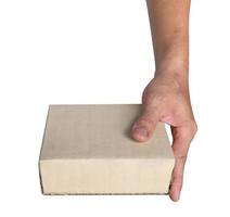 mão segurando papel caixa dar presente isolado em branco plano de fundo, recorte caminho foto