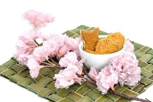 taiyaki bolos dentro café copo com cereja flor, japonês confeitaria foto