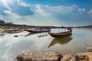 barco às sam phan bok dentro Tailândia foto