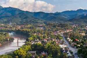 ponto de vista e panorama dentro luang prabang, Laos. foto