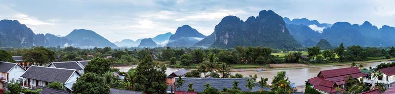 Visão para panorama dentro vang vieng, Laos. foto