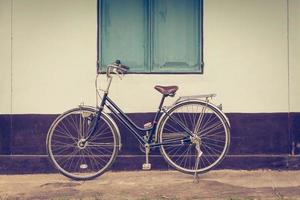 vintage bicicleta e fundo construção foto