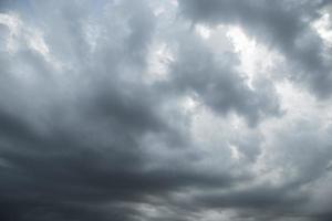 nuvens de chuva ou nimbus na estação das chuvas foto