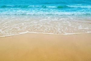 areia de praia e mar onda para natural fundo foto