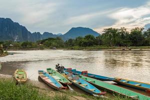 barcos dentro nam música rio às vang vieng, Laos foto
