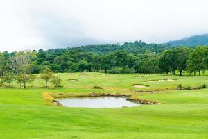 verde com bunkers de areia no campo de golfe foto