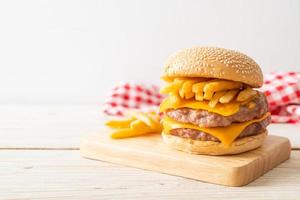 hambúrguer de porco com queijo e batata frita foto