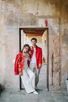 feliz jovem casal asiático em vestidos tradicionais chineses foto