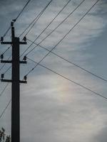 silhueta linha do elétrico fios contra a céu foto