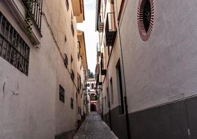 beco dentro a cidade foto